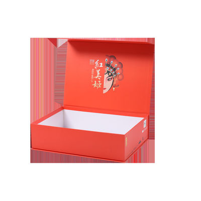 Un buon prezzo. Scatola regalo di carte da gioco nero opaco con logo in rilievo in linea