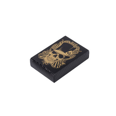 Un buon prezzo. Carte di poker in PVC nero e plastica con timbri in oro e argento in linea