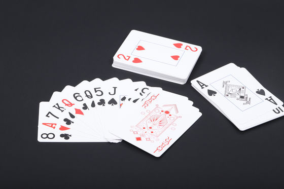 Un buon prezzo. Stampa in CMYK di carte da gioco personalizzate in massa in linea